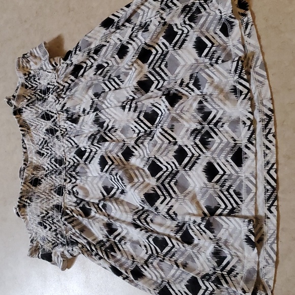 SO Women's tank top with ruffle design and removable straps.  Size large - Picture 9 of 11